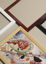 Widok z góry na cztery drewniane ramki, w jednej z nich oprawiony plakat Wassily Kandinsky Aquarell abstrakcja kolorowe kształty