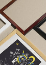 Widok z góry na cztery drewniane ramki, w jednej z nich oprawiony plakat Kandinsky Małe Światy VII (Kleine Welten VII) abstrakcjonizm