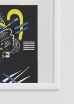 Zbliżenie na detale plakatu oprawionego w drewnianą białą ramkę od Plakatello®: Kandinsky Małe Światy VII (Kleine Welten VII) abstrakcjonizm