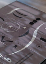 Zbliżenie na detale plakatu: Kandinsky Cztery Części abstrakcja geometryczna szara