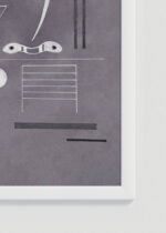 Zbliżenie na detale plakatu oprawionego w drewnianą białą ramkę od Plakatello®: Kandinsky Cztery Części abstrakcja geometryczna szara