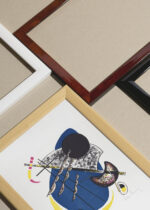 Widok z góry na cztery drewniane ramki, w jednej z nich oprawiony plakat Wassily Kandinsky Małe Światy II (Kleine Welten II) 1922 abstrakcja