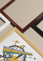 Widok z góry na cztery drewniane ramki, w jednej z nich oprawiony plakat Wassily Kandinsky Małe Światy IV (Kleine Welten IV) abstrakcja