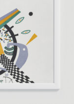 Zbliżenie na detale plakatu oprawionego w drewnianą białą ramkę od Plakatello®: Wassily Kandinsky Małe Światy IV (Kleine Welten IV) abstrakcja
