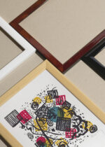 Widok z góry na cztery drewniane ramki, w jednej z nich oprawiony plakat Kandinsky Małe Światy V (Kleine Welten V) abstrakcja geometryczna