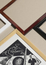 Widok z góry na cztery drewniane ramki, w jednej z nich oprawiony plakat Kandinsky Małe Światy VI (Kleine Welten VI) abstrakcja czarno-biała