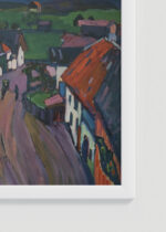 Zbliżenie na detale plakatu oprawionego w drewnianą białą ramkę od Plakatello®: Kandinsky Widok z okna Griesbräu ekspresjonistyczny widok miasteczka