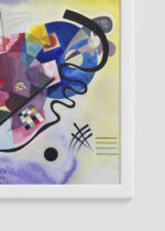 Zbliżenie na detale plakatu oprawionego w drewnianą białą ramkę od Plakatello®: Kandinsky Żółty-czerwony-niebieski 1925 abstrakcja