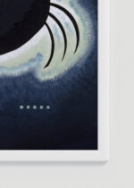 Zbliżenie na detale plakatu oprawionego w drewnianą białą ramkę od Plakatello®: Kandinsky Spiczasta czerń (Spitzes Schwarz) 1931 abstrakcyjny