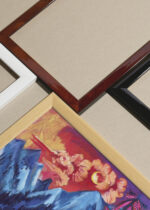 Widok z góry na cztery drewniane ramki, w jednej z nich oprawiony plakat Zimowy pejzaż w świetle księżyca Ernst Ludwig Kirchner alpejski