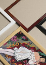 Widok z góry na cztery drewniane ramki, w jednej z nich oprawiony plakat Kirchner Kobieta w białej bluzce 1914 ekspresjonizm