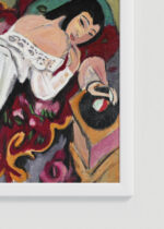 Zbliżenie na detale plakatu oprawionego w drewnianą białą ramkę od Plakatello®: Kirchner Kobieta w białej bluzce 1914 ekspresjonizm