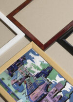 Widok z góry na cztery drewniane ramki, w jednej z nich oprawiony plakat Drezno Schloßplatz 1926 Ernst Ludwig Kirchner ekspresjonistyczny