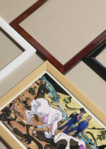 Widok z góry na cztery drewniane ramki, w jednej z nich oprawiony plakat Krowy wiosną 1933 Ernst Ludwig Kirchner ekspresjonizm