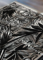 Zbliżenie na detale plakatu: Jena Ernst Ludwig Kirchner tropikalne liście drzeworyt