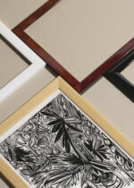 Widok z góry na cztery drewniane ramki, w jednej z nich oprawiony plakat Jena Ernst Ludwig Kirchner tropikalne liście drzeworyt