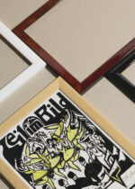 Widok z góry na cztery drewniane ramki, w jednej z nich oprawiony plakat Tancerki w Pałacu Lodowym 1912 Ernst Ludwig Kirchner