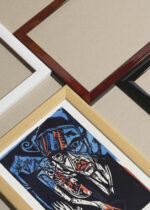 Widok z góry na cztery drewniane ramki, w jednej z nich oprawiony plakat Bitwy Agonie Miłości 1915 Ernst Ludwig Kirchner ekspresjonizm