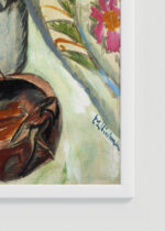 Zbliżenie na detale plakatu oprawionego w drewnianą białą ramkę od Plakatello®: Kirchner Martwa natura z dzbanem i afrykańską misą