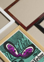 Widok z góry na cztery drewniane ramki, w jednej z nich oprawiony plakat Ernst Ludwig Kirchner Bern Kunsthalle Davos März 33