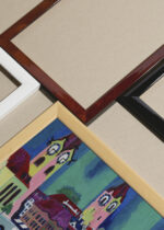 Widok z góry na cztery drewniane ramki, w jednej z nich oprawiony plakat Zurych Szwajcaria 1926 Ernst Ludwig Kirchner