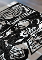 Zbliżenie na detale plakatu: czarno-biały Kanoniczka przy stole do szycia 1912 Kirchner