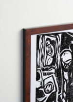 Plakat oprawiony w drewnianą brązową ramkę Vintage Italia: czarno-biały Kanoniczka przy stole do szycia 1912 Kirchner