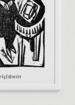 Zbliżenie na detale plakatu oprawionego w drewnianą białą ramkę od Plakatello®: czarno-biały Kanoniczka przy stole do szycia 1912 Kirchner