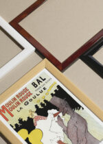 Widok z góry na cztery drewniane ramki, w jednej z nich oprawiony plakat Moulin Rouge La Goulue Henri de Toulouse-Lautrec vintage