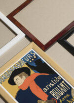 Widok z góry na cztery drewniane ramki, w jednej z nich oprawiony plakat vintage Ambassadeurs Aristide Bruant Toulouse-Lautrec