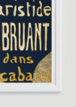 Zbliżenie na detale plakatu oprawionego w drewnianą białą ramkę od Plakatello®: vintage Ambassadeurs Aristide Bruant Toulouse-Lautrec