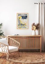 Aranżacja wnętrza, na ścianie wisi plakat w ramce: Salon des Cent Toulouse-Lautrec kobieta na leżaku