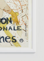 Zbliżenie na detale plakatu oprawionego w drewnianą białą ramkę od Plakatello®: Salon des Cent Toulouse-Lautrec kobieta na leżaku