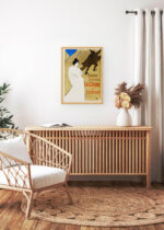 Aranżacja wnętrza, na ścianie wisi plakat w ramce: La Gitane Henri de Toulouse-Lautrec vintage teatralny