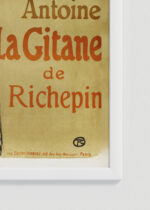 Zbliżenie na detale plakatu oprawionego w drewnianą białą ramkę od Plakatello®: La Gitane Henri de Toulouse-Lautrec vintage teatralny