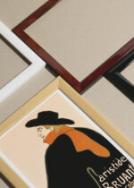 Widok z góry na cztery drewniane ramki, w jednej z nich oprawiony plakat Aristide Bruant Toulouse-Lautrec vintage kabaret Montmartre