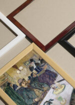 Widok z góry na cztery drewniane ramki, w jednej z nich oprawiony plakat kawiarnia paryska Toulouse-Lautrec belle époque vintage