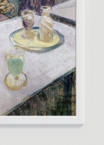 Zbliżenie na detale plakatu oprawionego w drewnianą białą ramkę od Plakatello®: kawiarnia paryska Toulouse-Lautrec belle époque vintage