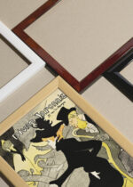 Widok z góry na cztery drewniane ramki, w jednej z nich oprawiony plakat Divan Japonais Henri de Toulouse-Lautrec Paryż 1893