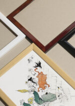 Widok z góry na cztery drewniane ramki, w jednej z nich oprawiony plakat Toulouse-Lautrec vintage kabaretowy Paryż Montmartre byk