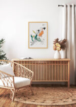 Aranżacja wnętrza, na ścianie wisi plakat w ramce: Toulouse-Lautrec vintage kabaretowy Paryż Montmartre byk