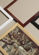 Widok z góry na cztery drewniane ramki, w jednej z nich oprawiony plakat Pies artysty Flèche Henri de Toulouse-Lautrec 1881 vintage