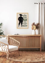 Aranżacja wnętrza, na ścianie wisi plakat w ramce: Henri de Toulouse-Lautrec zapowiedź powieści Aristide Bruant