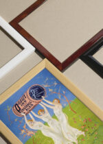 Widok z góry na cztery drewniane ramki, w jednej z nich oprawiony plakat Pilules Pink Leonetto Cappiello vintage art nouveau