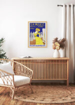 Aranżacja wnętrza, na ścianie wisi plakat w ramce: Leonetto Cappiello żółta suknia moda vintage