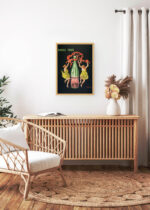 Aranżacja wnętrza, na ścianie wisi plakat w ramce: Source Cachat Leonetto Cappiello art nouveau