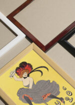 Widok z góry na cztery drewniane ramki, w jednej z nich oprawiony plakat Le Frou Frou Leonetto Cappiello tancerka can-can