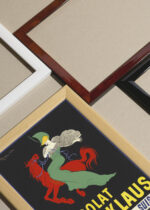 Widok z góry na cztery drewniane ramki, w jednej z nich oprawiony plakat Chocolat Klaus Leonetto Cappiello vintage