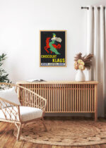 Aranżacja wnętrza, na ścianie wisi plakat w ramce: Chocolat Klaus Leonetto Cappiello vintage