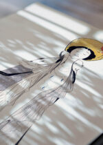 Zbliżenie na detale plakatu: Cappiello kobieta w złotym kapeluszu z różami